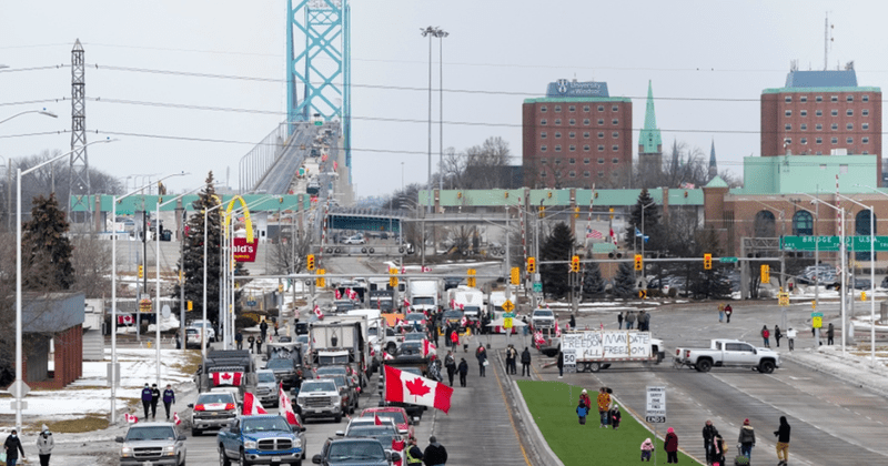Manifestation et blocage du pont Ambassador en 2022, montrant la nécessité des nouvelles mesures en place pour prévenir les blocages aux frontières.
