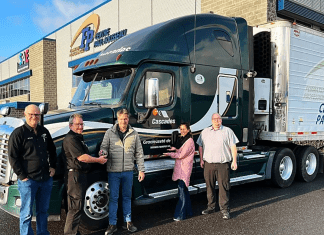 Un camion Cascades au service de la relève en mécanique de véhicules lourds Les élèves du CFP Paul-Rousseau pratiqueront sur ce camion Cascades grâce à un don soutenant leur formation.