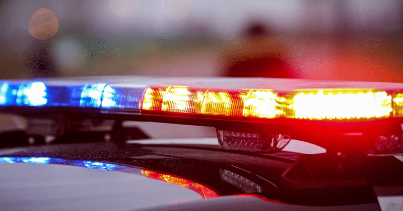 Sirènes de police allumées sur les lieux d’un accident impliquant un camionneur, résultats de l'enquête de la CNESST.