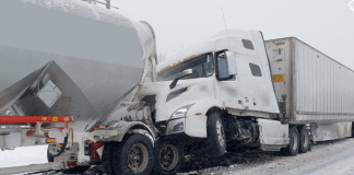Conditions hivernales difficiles : Quatre camionneurs accusés de conduite imprudente sur la route 11 Des camionneurs impliqués dans un carambolage sur la route 11 en Ontario, un exemple frappant des dangers des routes hivernales dans le nord.