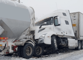 Conditions hivernales difficiles : Quatre camionneurs accusés de conduite imprudente sur la route 11 Des camionneurs impliqués dans un carambolage sur la route 11 en Ontario, un exemple frappant des dangers des routes hivernales dans le nord.
