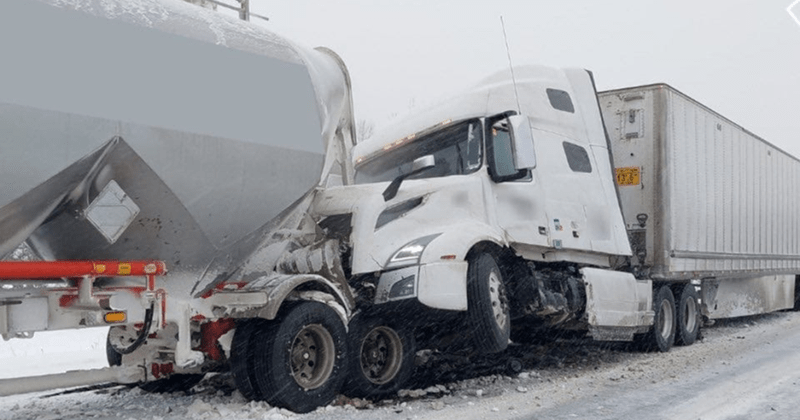 Des camionneurs impliqués dans un carambolage sur la route 11 en Ontario, un exemple frappant des dangers des routes hivernales dans le nord.