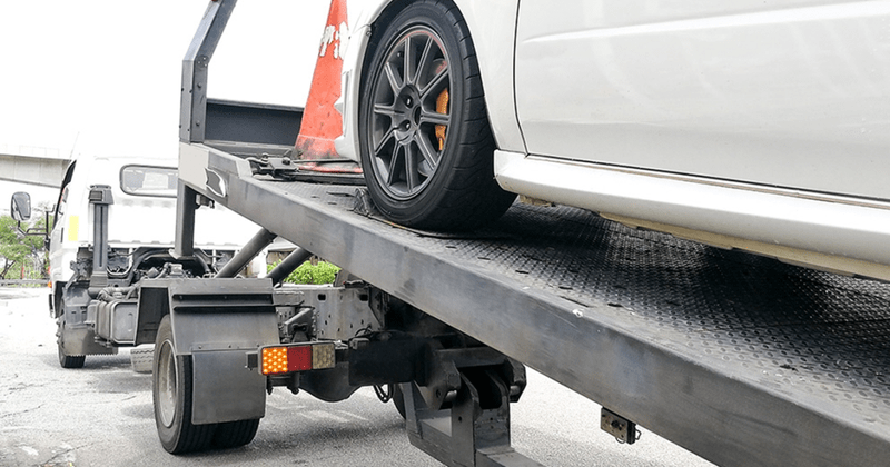 Des entreprises de remorquage transportant un véhicule, à Ottawa, mettant en lumière les accusations de pratiques abusives dans l'industrie du remorquage.
