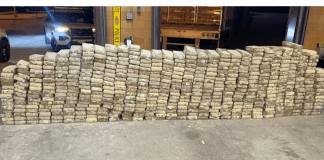Deux camionneurs arrêtés aux États-Unis après une saisie de 40M$ de cocaïne Image montrant 1 146 livres de cocaïne saisies par l’Illinois State Police, exposées dans des emballages scellés après l’opération, qui étaient dans le véhicule de deux camionneurs.