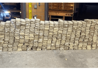 Deux camionneurs arrêtés aux États-Unis après une saisie de 40M$ de cocaïne Image montrant 1 146 livres de cocaïne saisies par l’Illinois State Police, exposées dans des emballages scellés après l’opération, qui étaient dans le véhicule de deux camionneurs.