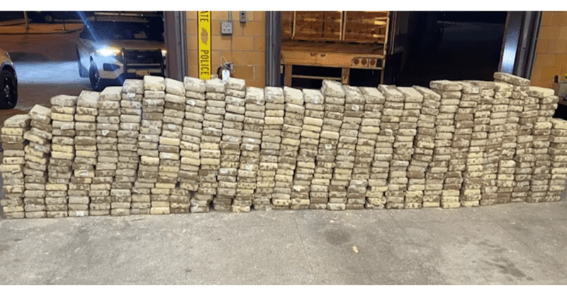 Image montrant 1 146 livres de cocaïne saisies par l’Illinois State Police, exposées dans des emballages scellés après l’opération, qui étaient dans le véhicule de deux camionneurs.