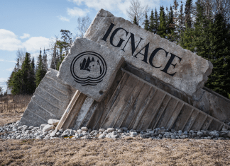 Inquiétudes autour du transport des déchets nucléaires sur la route 11/17 Ville d'Ignace, en Ontario, au cœur des préoccupations liées au projet de stockage de déchets nucléaires et au transport sur les autoroutes 11 et 17.