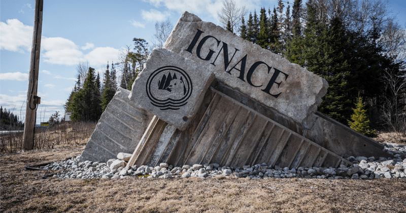 Ville d'Ignace, en Ontario, au cœur des préoccupations liées au projet de stockage de déchets nucléaires et au transport sur les autoroutes 11 et 17.