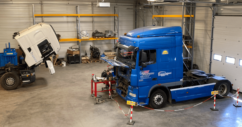 Conversion d'un camion diesel en véhicule électrique pour réduire les émissions et prolonger sa durée de vie, ce qu'on appelle Rétrofit électrique.