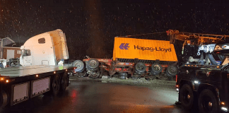 Accident mortel à Vallée-Jonction : des enquêtes en cours sur un camion qui dépassait la limite autorisée Un camion impliqué dans un accident mortel à Vallée-Jonction se fait remorquer sur la route 173, soulignant les dangers de cette pente, près de l'intersection, et l'importance de respecter les restrictions en place.