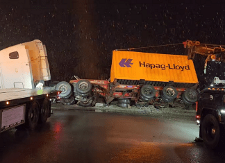 Accident mortel à Vallée-Jonction : des enquêtes en cours sur un camion qui dépassait la limite autorisée Un camion impliqué dans un accident mortel à Vallée-Jonction se fait remorquer sur la route 173, soulignant les dangers de cette pente, près de l'intersection, et l'importance de respecter les restrictions en place.
