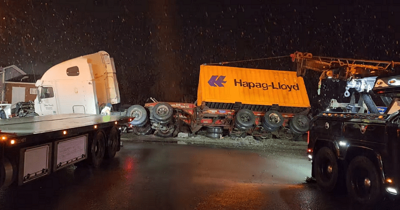 Un camion impliqué dans un accident mortel à Vallée-Jonction se fait remorquer sur la route 173, soulignant les dangers de cette pente, près de l'intersection, et l'importance de respecter les restrictions en place.