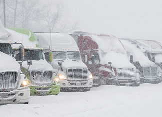 Déneiger ou déglacer le toit des remorques : des solutions théoriques à une réalité plus compliquée Difficultés lors de tempêtes de neige pour déneiger et déglacer le toit des remorques de camions.