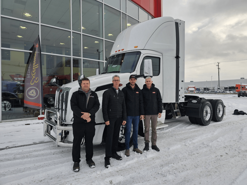 Camion de Minimax Express Transport. De gauche à droite : Stéphane Robinson, Minimax. Richard Yelle, conseiller, Excellence Peterbilt. Patrick Poirier, directeur des opérations, Minimax. M. Yves Poirier, président, Minimax.