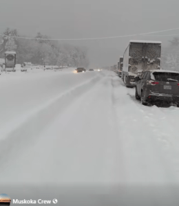 Automobilistes immobilisés sur l'autoroute 11 en raison de la tempête hivernale et des conditions de conduite dangereuses en Ontario.