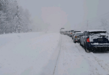 Tempête hivernale majeure : route 11 fermée et conditions de conduite dangereuses en Ontario Automobilistes immobilisés sur l'autoroute 11 en raison de la tempête hivernale et des conditions de conduite dangereuses en Ontario.