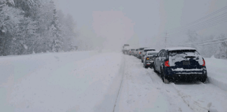 Tempête hivernale majeure : route 11 fermée et conditions de conduite dangereuses en Ontario Automobilistes immobilisés sur l'autoroute 11 en raison de la tempête hivernale et des conditions de conduite dangereuses en Ontario.