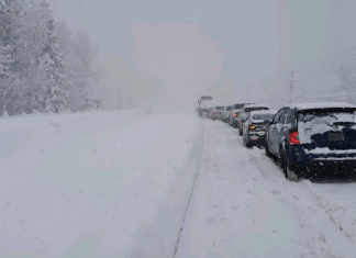 Tempête hivernale majeure : route 11 fermée et conditions de conduite dangereuses en Ontario Automobilistes immobilisés sur l'autoroute 11 en raison de la tempête hivernale et des conditions de conduite dangereuses en Ontario.