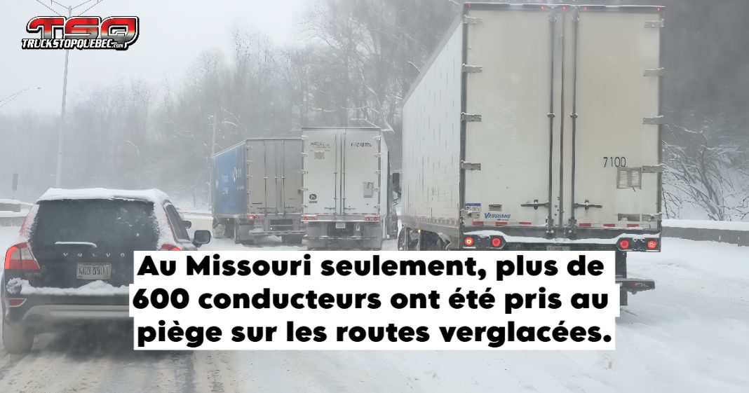 Route enneigée et véhicules bloqués lors de la tempête hivernale majeure aux États-Unis en janvier 2025.