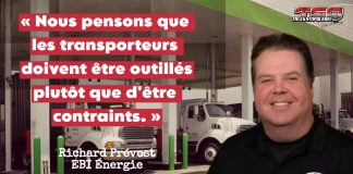 Industrie du camionnage : Est-ce que le projet de Loi 81 représente une menace? Richard Prévost devant une station de carburant avec des camions en arrière-plan, illustrant les enjeux énergétiques du camionnage et la transition vers des alternatives durables.