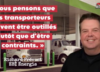 Industrie du camionnage : Est-ce que le projet de Loi 81 représente une menace? Richard Prévost devant une station de carburant avec des camions en arrière-plan, illustrant les enjeux énergétiques du camionnage et la transition vers des alternatives durables.