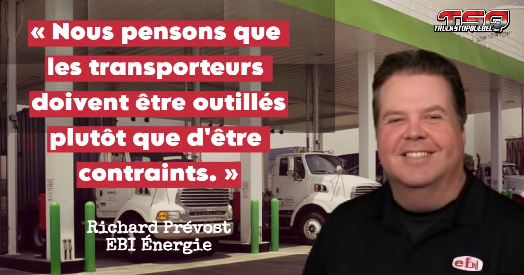 Richard Prévost devant une station de carburant avec des camions en arrière-plan, illustrant les enjeux énergétiques du camionnage et la transition vers des alternatives durables.