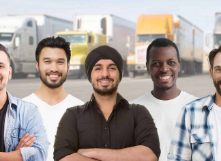 Le gouvernement fédéral élimine une mesure controversée liée à l’immigration et aux fraudes associées aux EIMT Des camions et des immigrants, symbolisant le rôle des travailleurs étrangers dans l'industrie du transport.