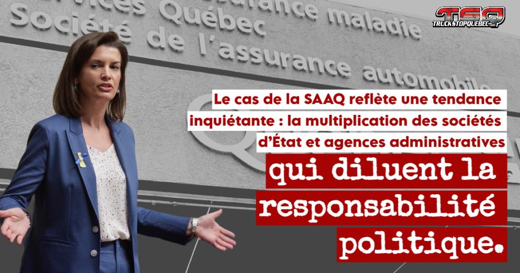 Geneviève Guilbault devant un bureau de la SAAQ, illustrant le débat sur la gestion du projet SAAQclic et ses dépassements de coûts.
