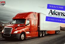 Transport routier : l’Arkansas veut reprendre le contrôle des camionneurs étrangers et frapper fort Camion roulant sur une autoroute avec un panneau « Welcome to Arkansas », illustrant le débat sur les camionneurs étrangers et les nouvelles lois proposées en transport routier.