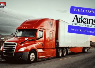 Arkansas : Projet de loi adoptée contre les camionneurs étrangers non conformes Camion roulant sur une autoroute avec un panneau « Welcome to Arkansas », illustrant le débat sur les camionneurs étrangers et les nouvelles lois proposées en transport routier.