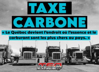 Faire le plein hors Québec : c’est le message qu’on reçoit de Legault, selon Benoit Therrien Camions de transport dans un truck stop, symbolisant le ravitaillement de carburant dans une station-service et l’impact de la taxe carbone pour les transporteurs québécois.