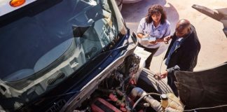 Entretien saisonnier : l’essentiel à faire sur votre camion lourd au printemps Camion lourd stationné pendant un entretien de printemps, nettoyage et inspection des composantes visibles