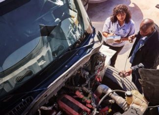 Entretien saisonnier : l’essentiel à faire sur votre camion lourd au printemps Camion lourd stationné pendant un entretien de printemps, nettoyage et inspection des composantes visibles