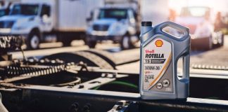 Mieux comprendre l’huile moteur : synthétique ou conventionnelle? Huile moteur Shell Rotella T6 dans un camion de transport, bidon posé sur la structure d'un camion lourd.