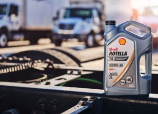 Mieux comprendre l’huile moteur : synthétique ou conventionnelle? Huile moteur Shell Rotella T6 dans un camion de transport, bidon posé sur la structure d'un camion lourd.