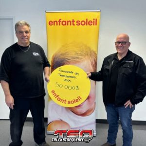 Dominic Beaulac (Groupe DB) et Pierre Labrie (Bernières) remettent un chèque de 50,000$ à Opération Enfant Soleil pour La Randonnée des Transporteurs 2025.
