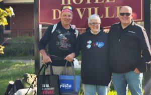 Arthur le marcheur, Solange Morneau la mairesse de Saint-Pascal et Pierre Labrie, du Groupe Bernières.