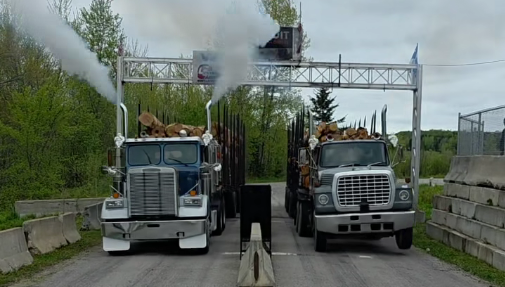 Tests de piste avec camions antiques au Super Party Camionneurs de Ferme-Neuve