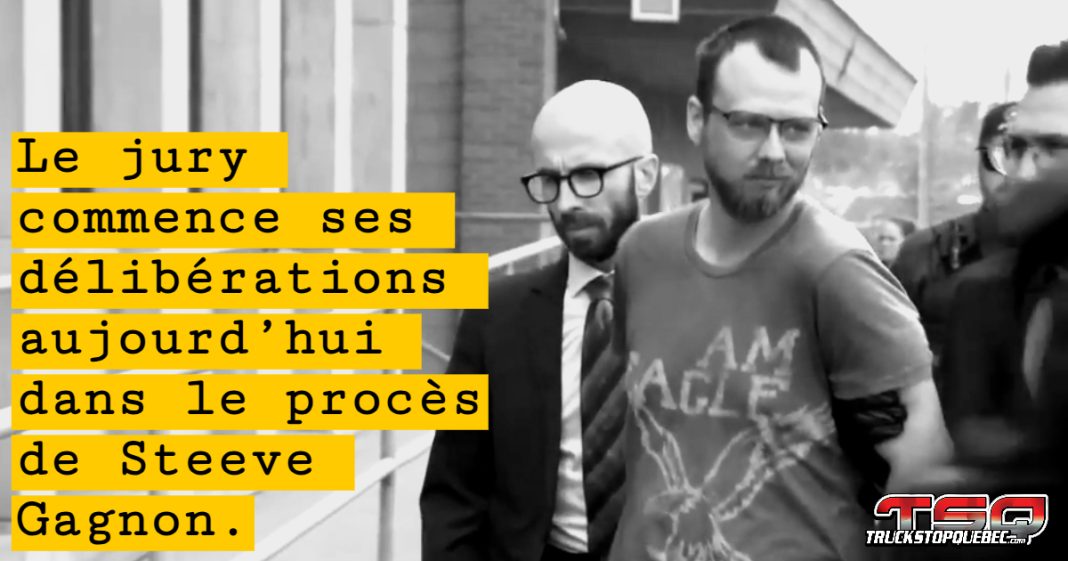 : Steeve Gagnon, menotté et escorté par des agents, marche vers le palais de justice de Rimouski dans le cadre de son procès pour les événements survenus à Amqui. (Capture d'écran)