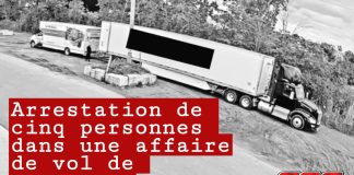 Vol de whisky : cinq arrestations, deux suspects toujours recherchés Photo d'une caméra de surveillance montrant un vol de whisky en cours ; un camion transfère des caisses dans une fourgonnette U-Haul, à Windsor, Ontario.