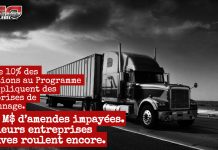 Travailleurs étrangers dans le camionnage : un programme ouvert comme une passoire aux abus Camion de transport routier circulant sur une route canadienne – illustration des enjeux liés aux violations du Programme des travailleurs étrangers temporaires dans l’industrie du camionnage.