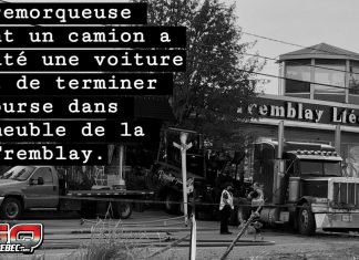 Collision violente à Baie-Saint-Paul : un blessé dans un état critique Photo montrant l’intervention d’urgence à Baie-Saint-Paul, avec une remorqueuse encastrée dans un immeuble suite à une collision violente.
