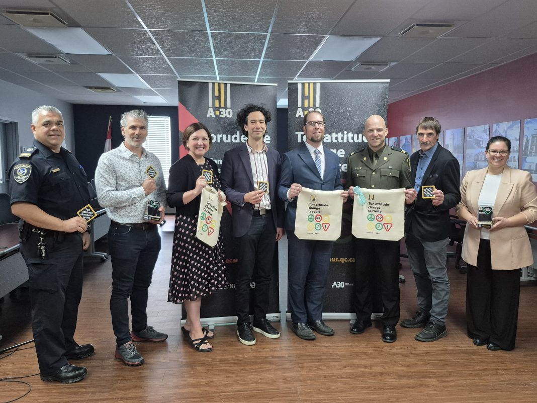 Sur la photo des membres du comité miltipartenaireM Jean-François Beaulieu , CRQ, M Donald Olivier, SPIPB, Mme Lucie Allard, ville de Bécancour, M Nicolas Martin, MEIE, M Vincent Marcoux, MRC Bécancour, M Hugo Fournier, SQ, M Mario Lyonnais, MRC Bécancour et Mme Marie-Eve Turner, MTMD