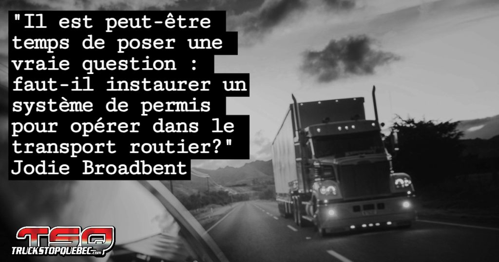 Camion sur une route canadienne, illustrant un article sur l’idée d’instaurer un système de permis dans l’industrie du camionnage.
