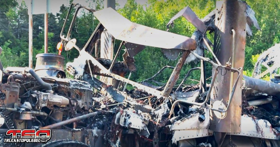 Camion lourd détruit par les flammes sur la route 138 à Baie-Sainte-Catherine.