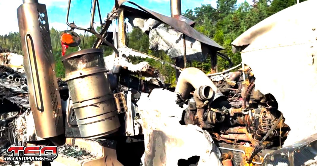 Camion lourd détruit par les flammes sur la route 138 à Baie-Sainte-Catherine.