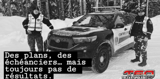 Contrôleurs routiers : les 27 dérogations du TAT toujours en attente de règlement Deux contrôleurs routiers de Contrôle routier Québec debout près d’un véhicule de patrouille stationné, symbolisant le jugement du TAT et les dérogations qui empêchent présentement les agents de faire leur travail sur la route en patrouille active.