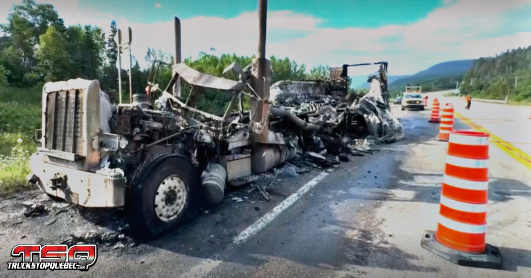 Camion lourd détruit par les flammes sur la route 138 à Baie-Sainte-Catherine.