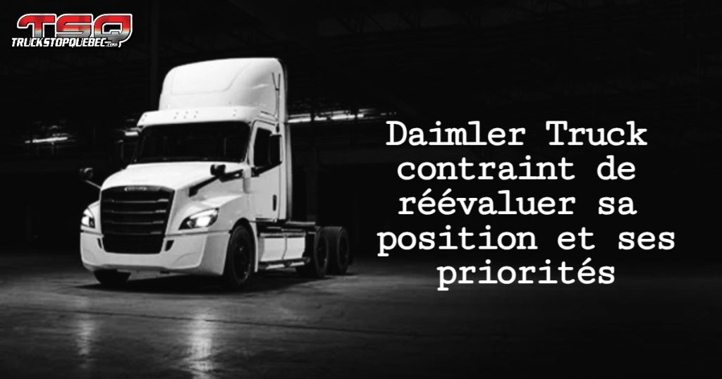 Camion électrique eCascadia de Daimler Truck stationné à l’intérieur d’un entrepôt.