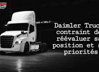 Camions : Daimler Truck contraint de réévaluer sa position et ses priorités Camions électriques eCascadia de Daimler Truck stationné à l’intérieur d’un entrepôt.